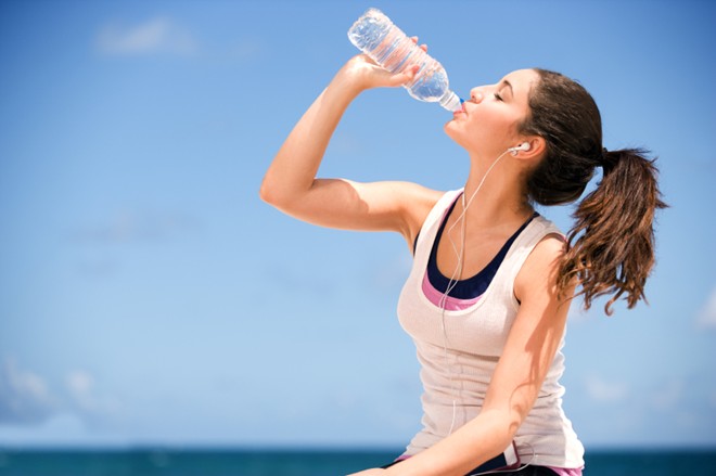 Uống nhiều nước để giữ ẩm cho da
