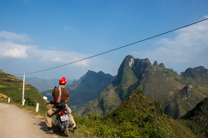 Những bức tường đã vôi lớn, những mỏm đá Granit hiện hữu ở khắp mọi nơi, những thung lũng hoa dại, ruộng bậc thang lên mây và rất nhiều những cung đường, đèo quanh co, uốn lượn bám vào sườn núi.