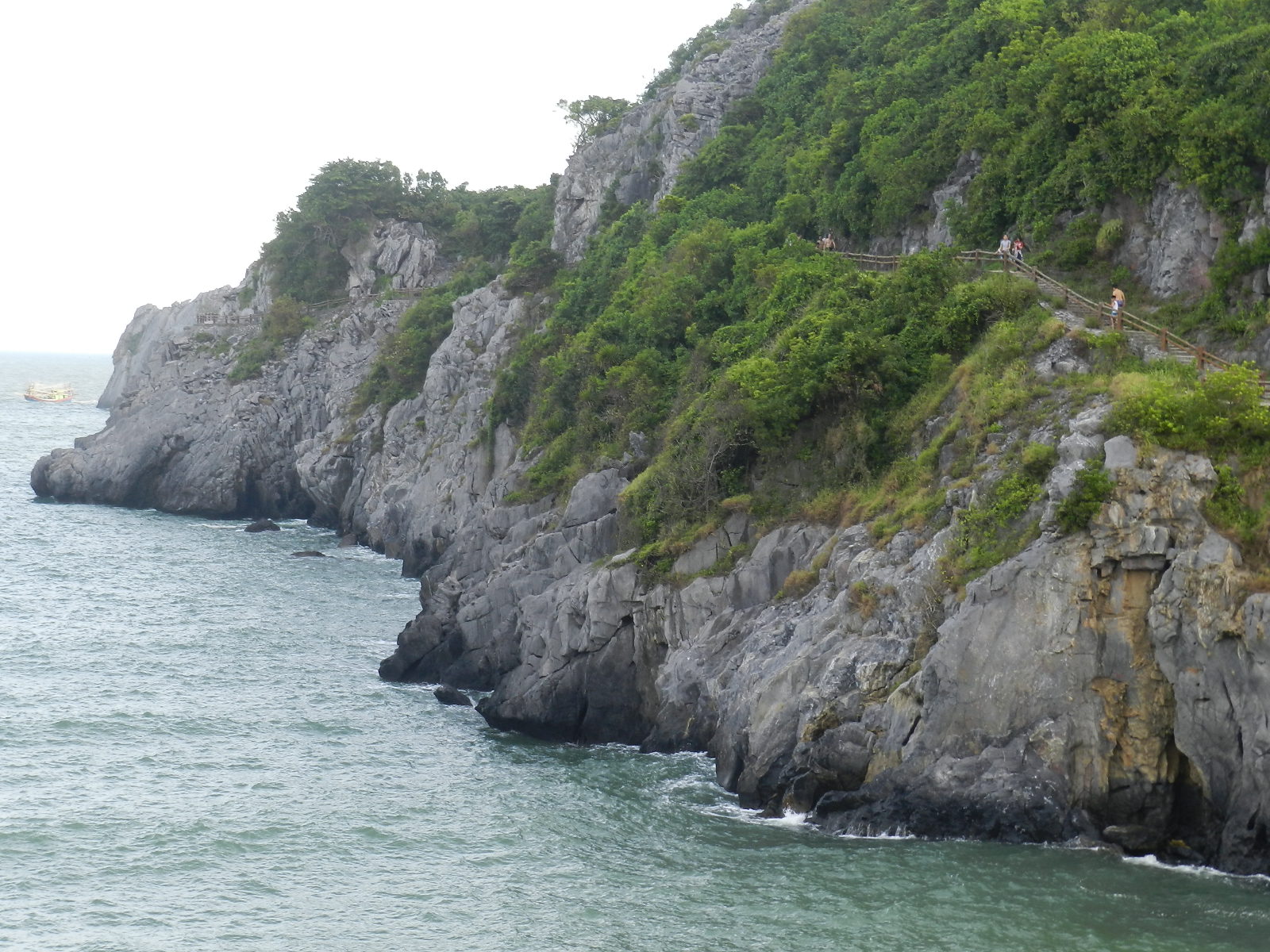 Cầu vắt ngang sườn n&uacute;i nối c&aacute;c b&atilde;i tắm ở C&aacute;t B&agrave;