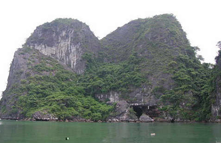 Trước cửa hang Trinh Nữ Trước cửa hang Trinh Nữ