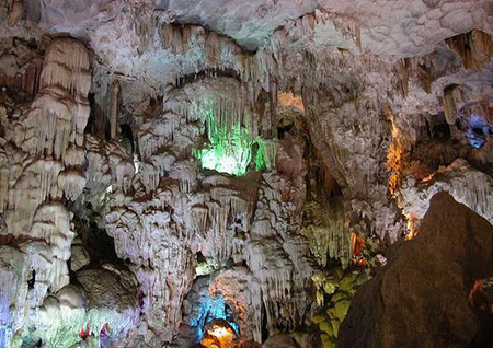 Bên trong hang Trinh Nữ Bên trong hang Trinh Nữ